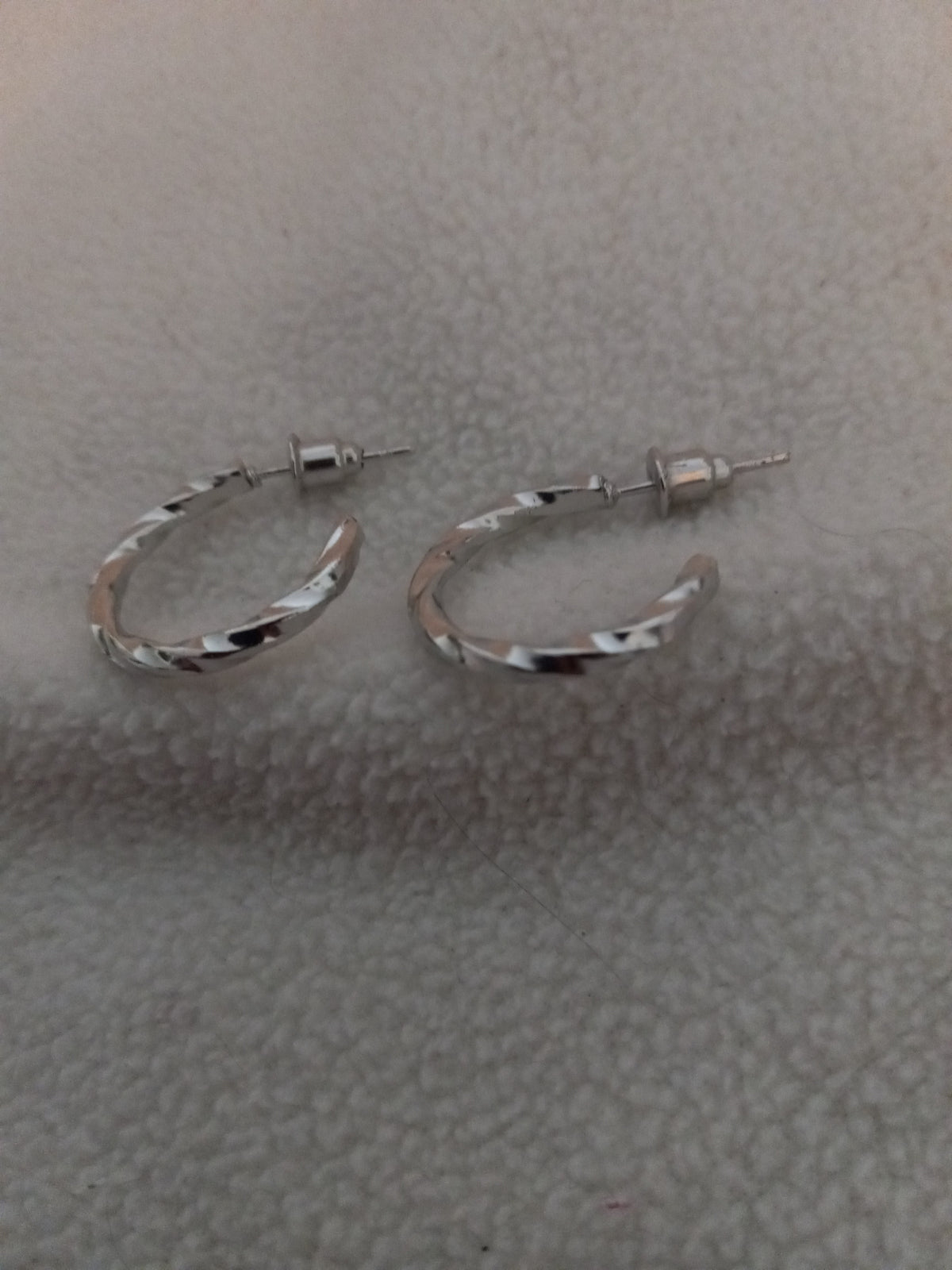 J 224 Silver 3/4 inch Swirl Hoop Earrings