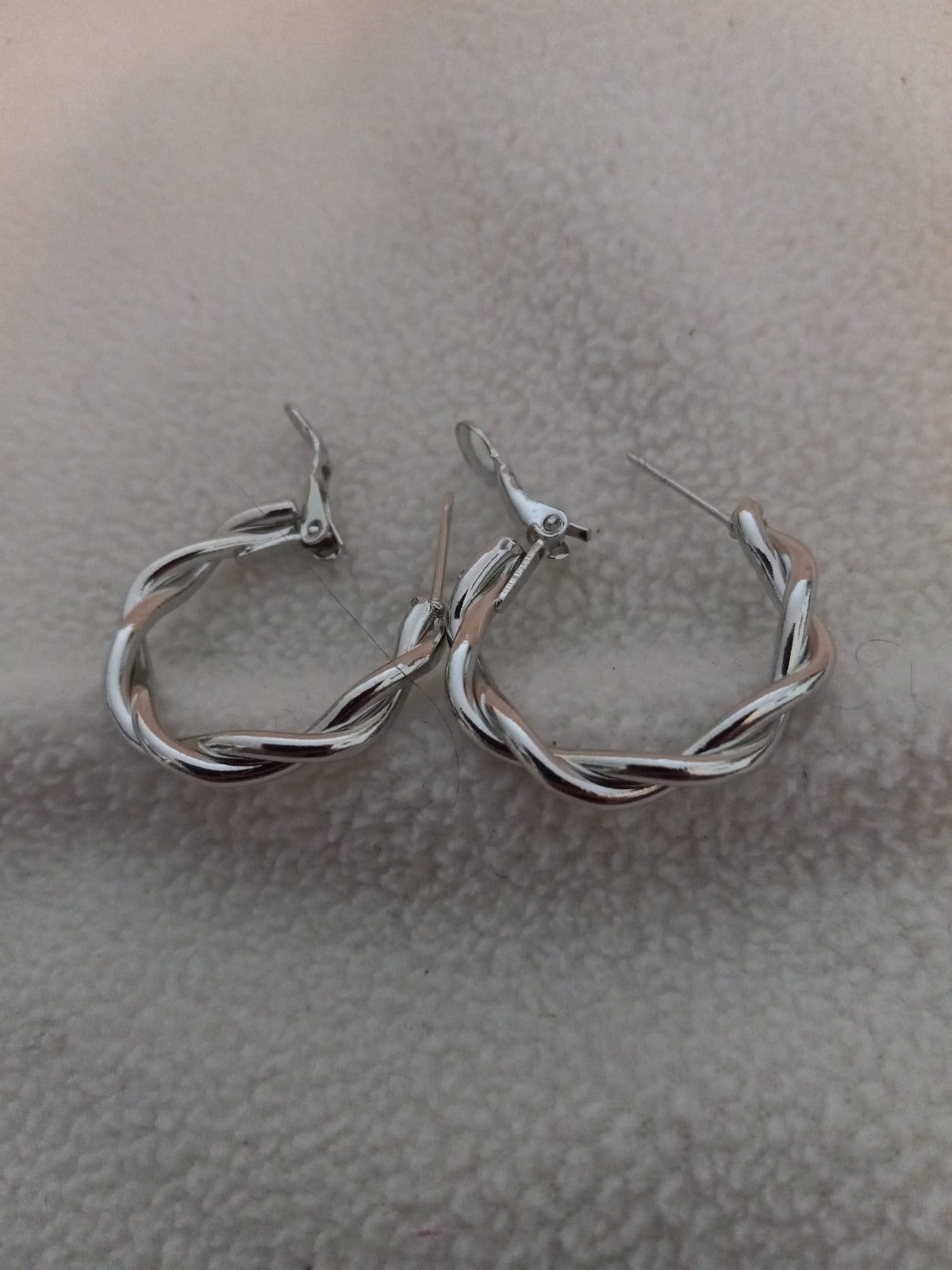 J 231 Silver 1 inch Loose Swirl Earrings