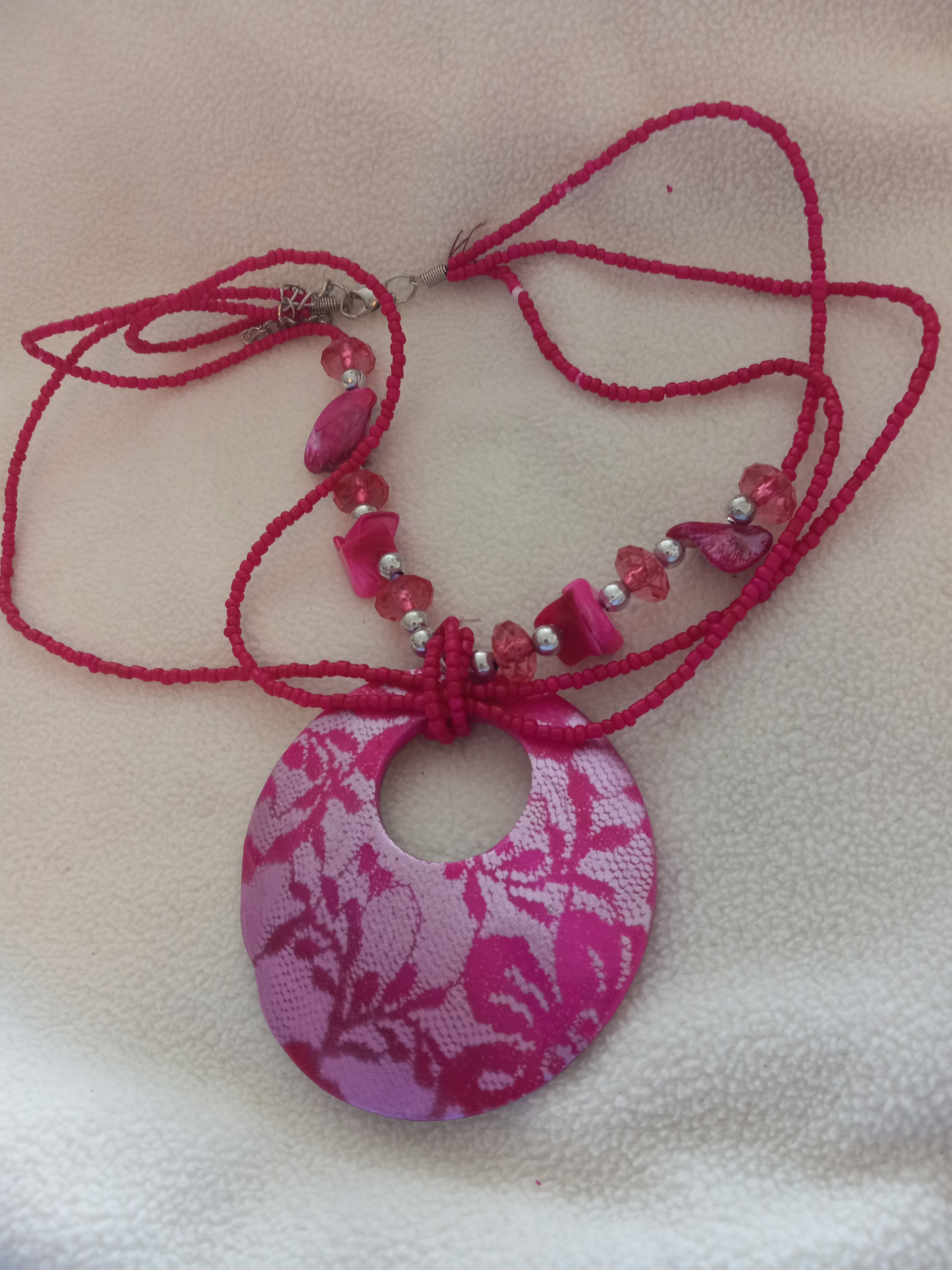 J44  New Handcrafted Acrylic Beaded Necklace Hot Pink