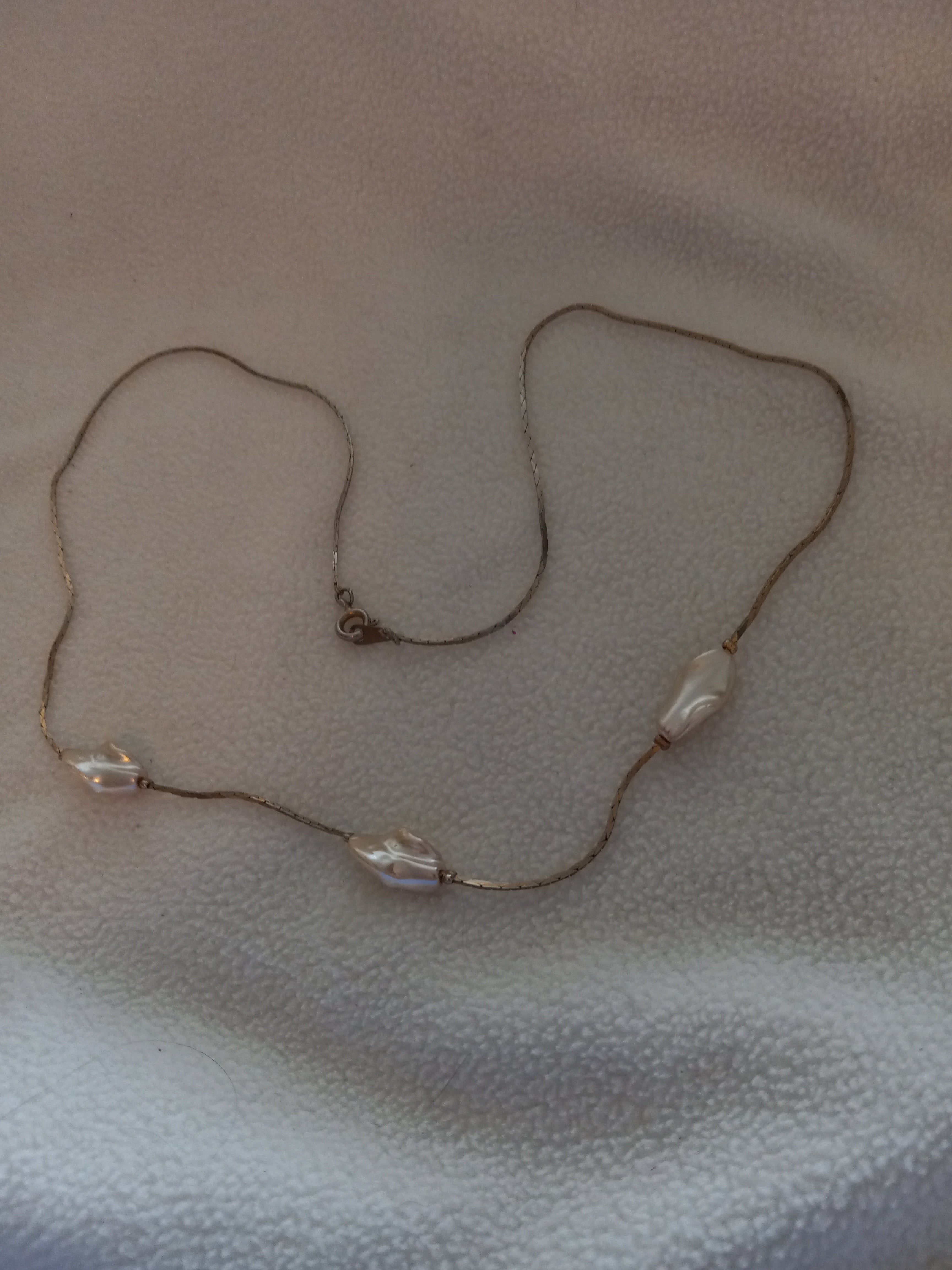J  51  Delicate Gold Necklace With Faux Fresh Water Pearls