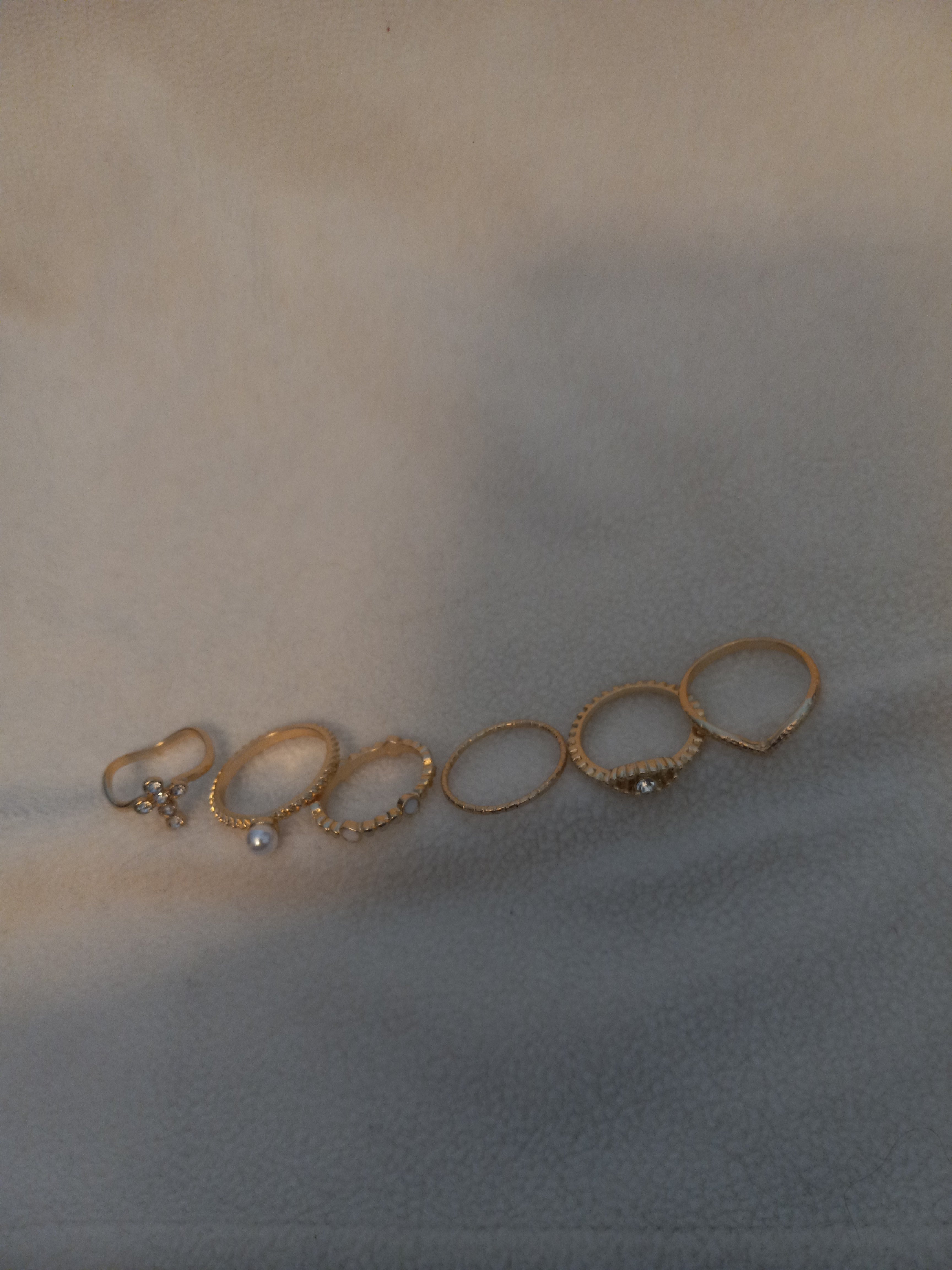 J 1  Set of 6 Gold Rings  Size 6