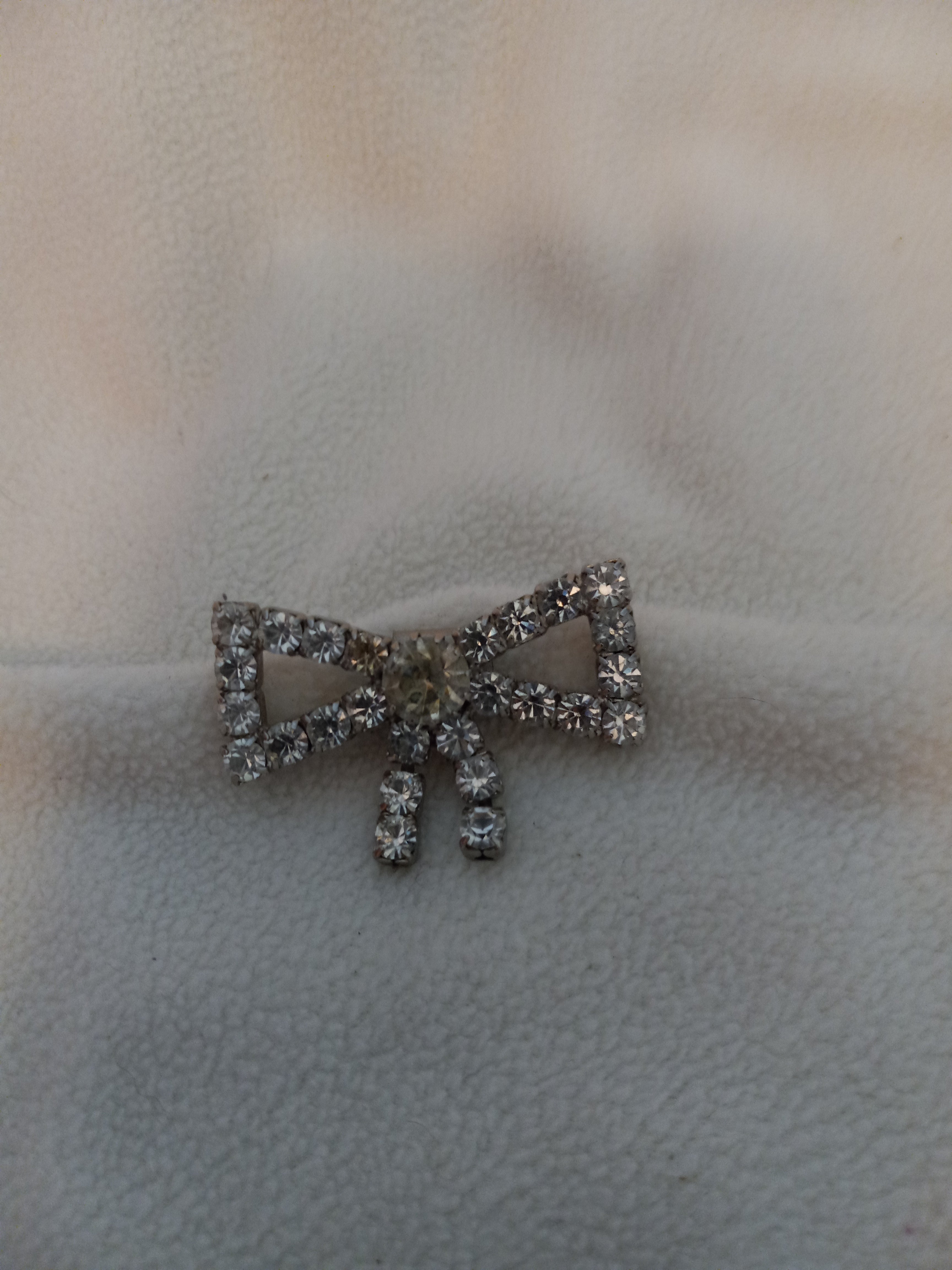J 120  Bow Design Crystal Collar Clip