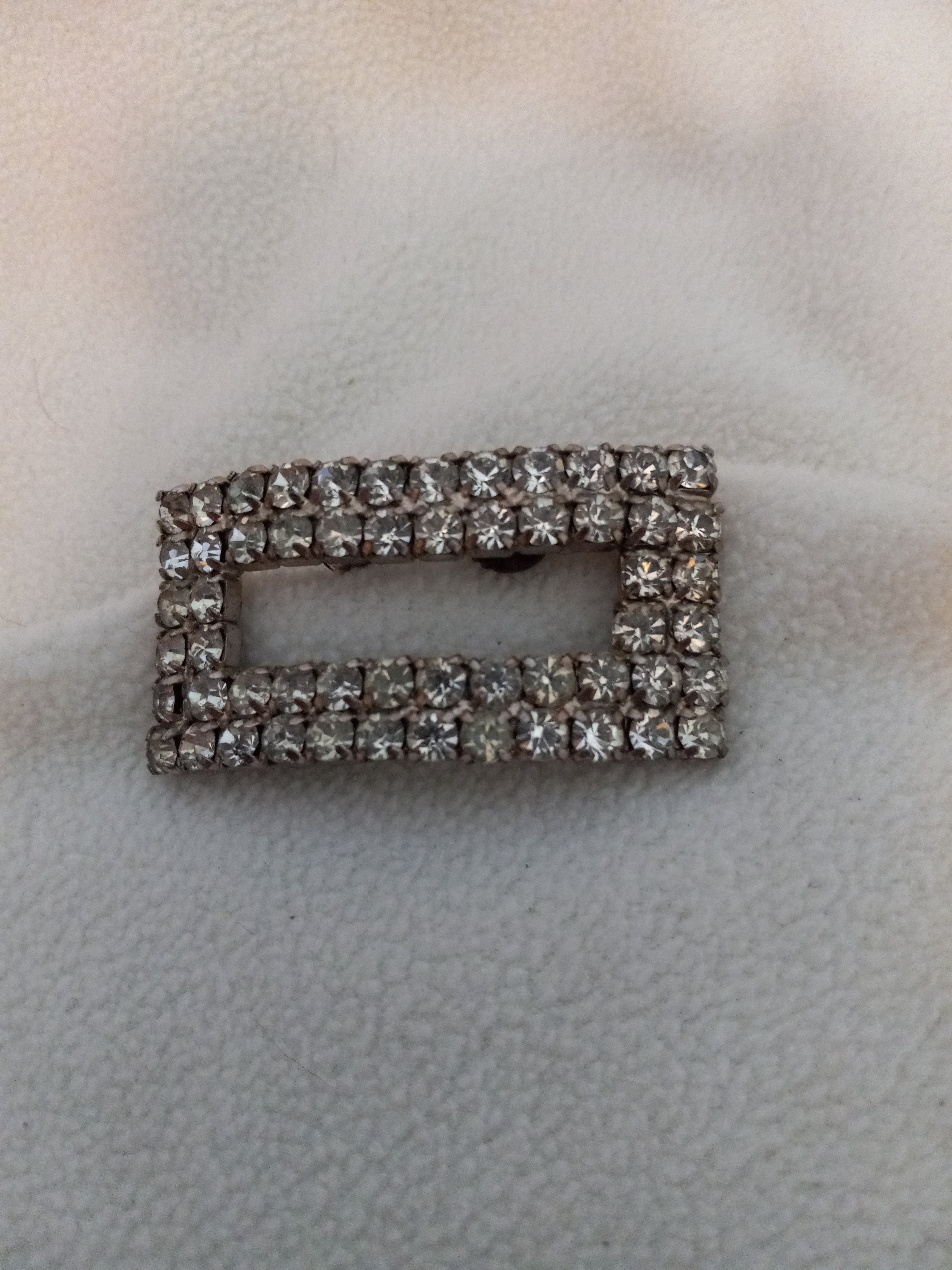 J 122  Buckle Design Crystal Collar Clip