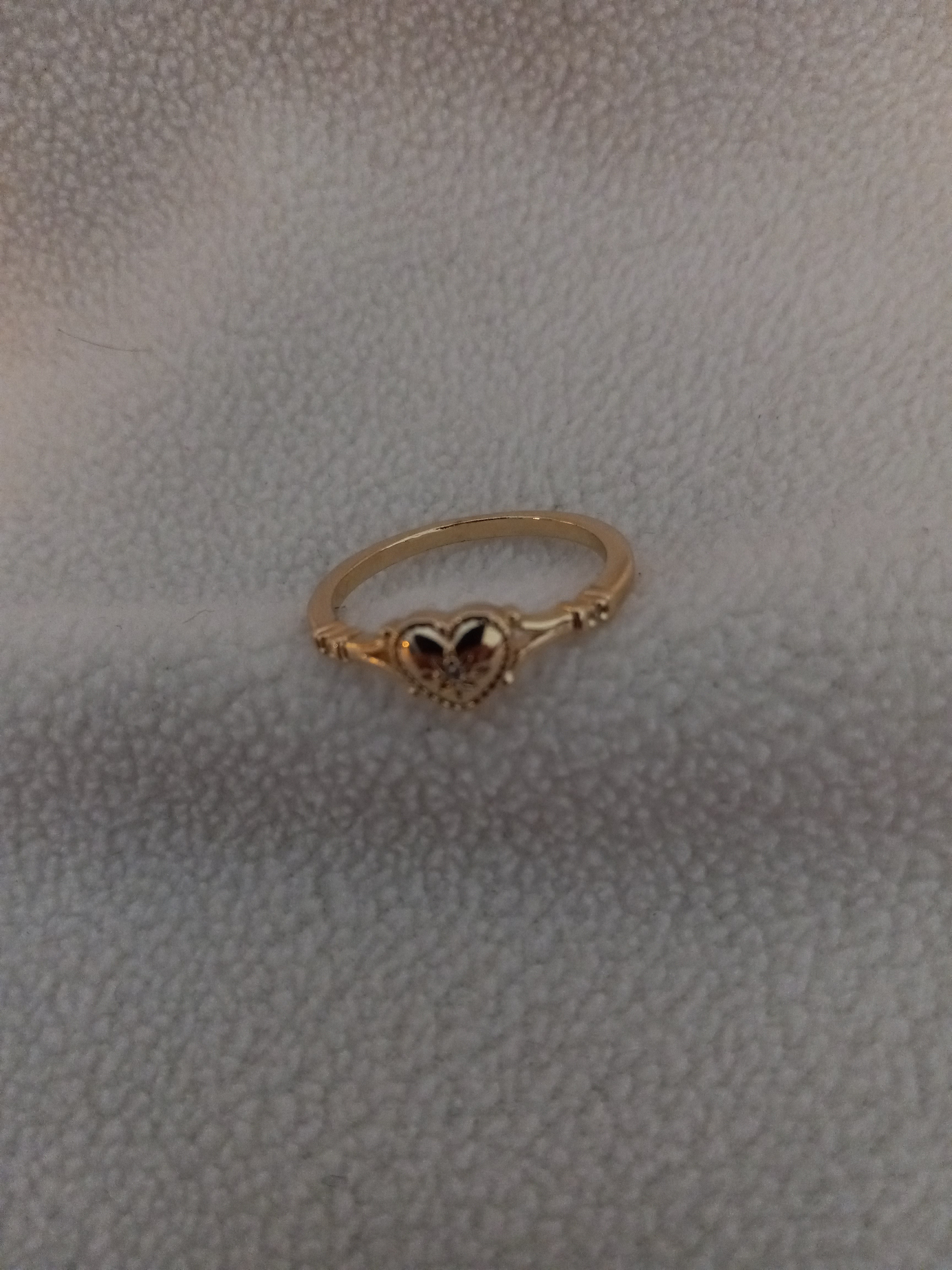 J 133  Gold Heart Ring - Size 8