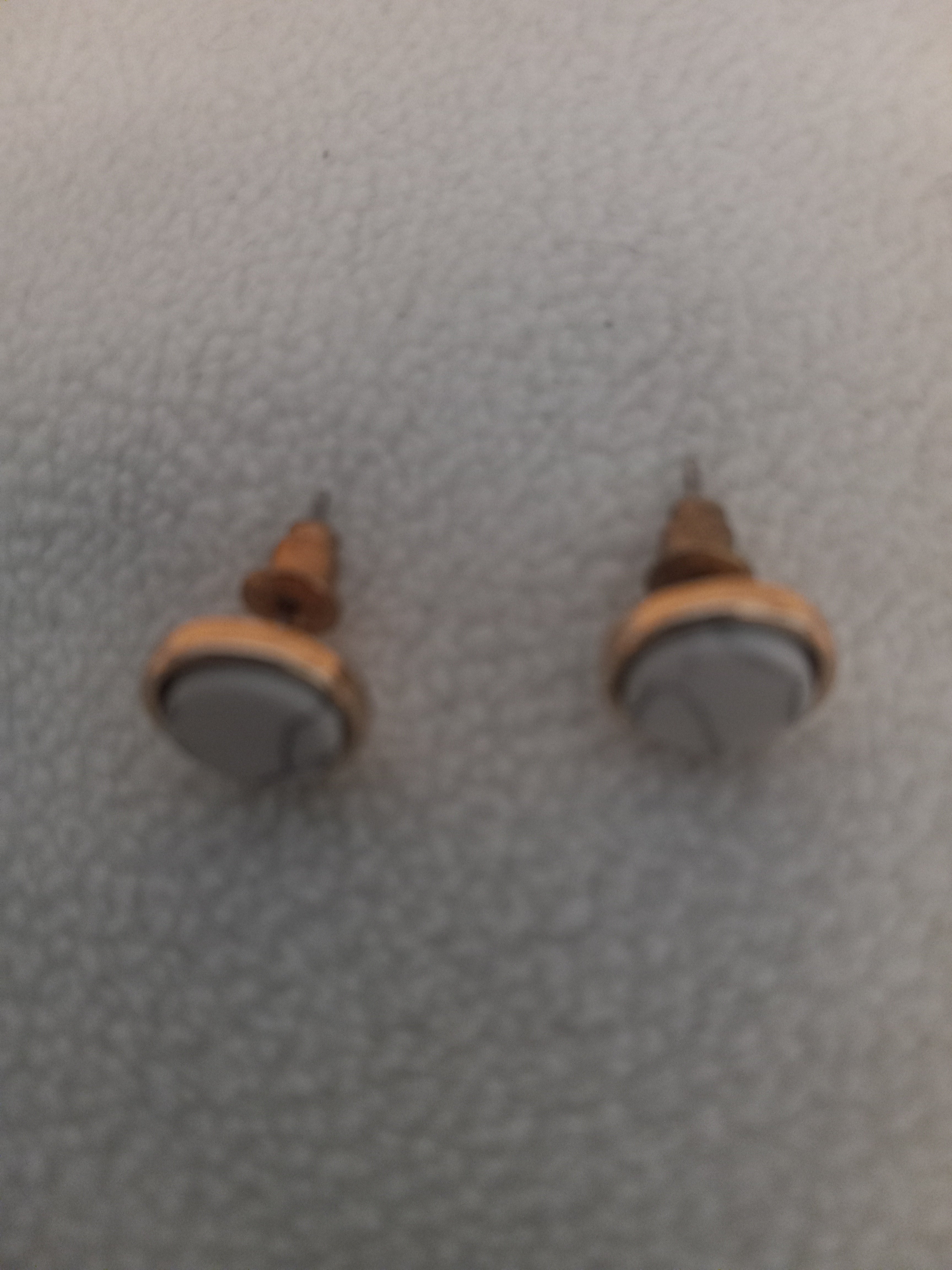 J 178  Stud Earrings with a Marbled Center in a Gold Setting