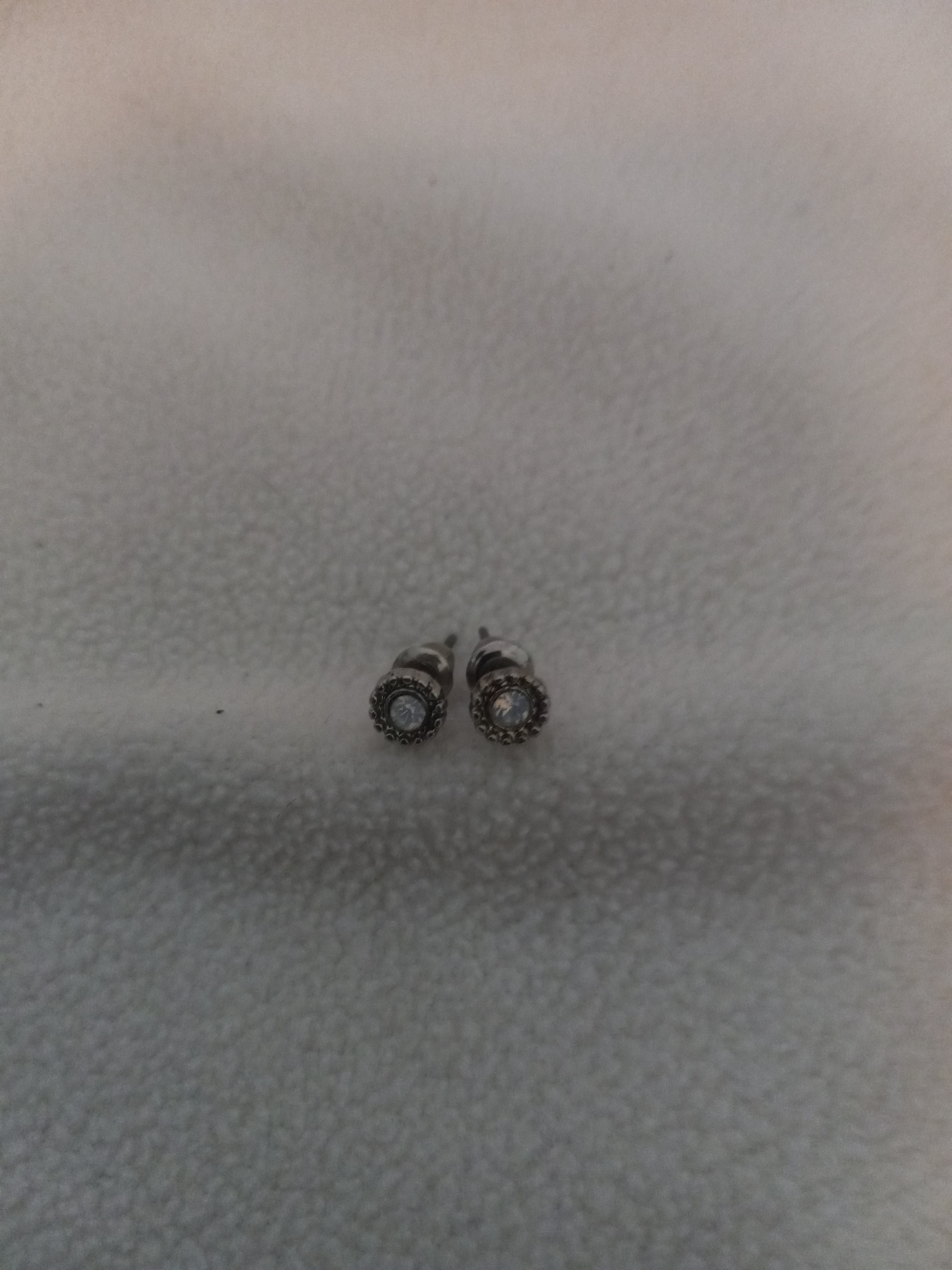 J 184  Silver Wreath Design Stud Earrings