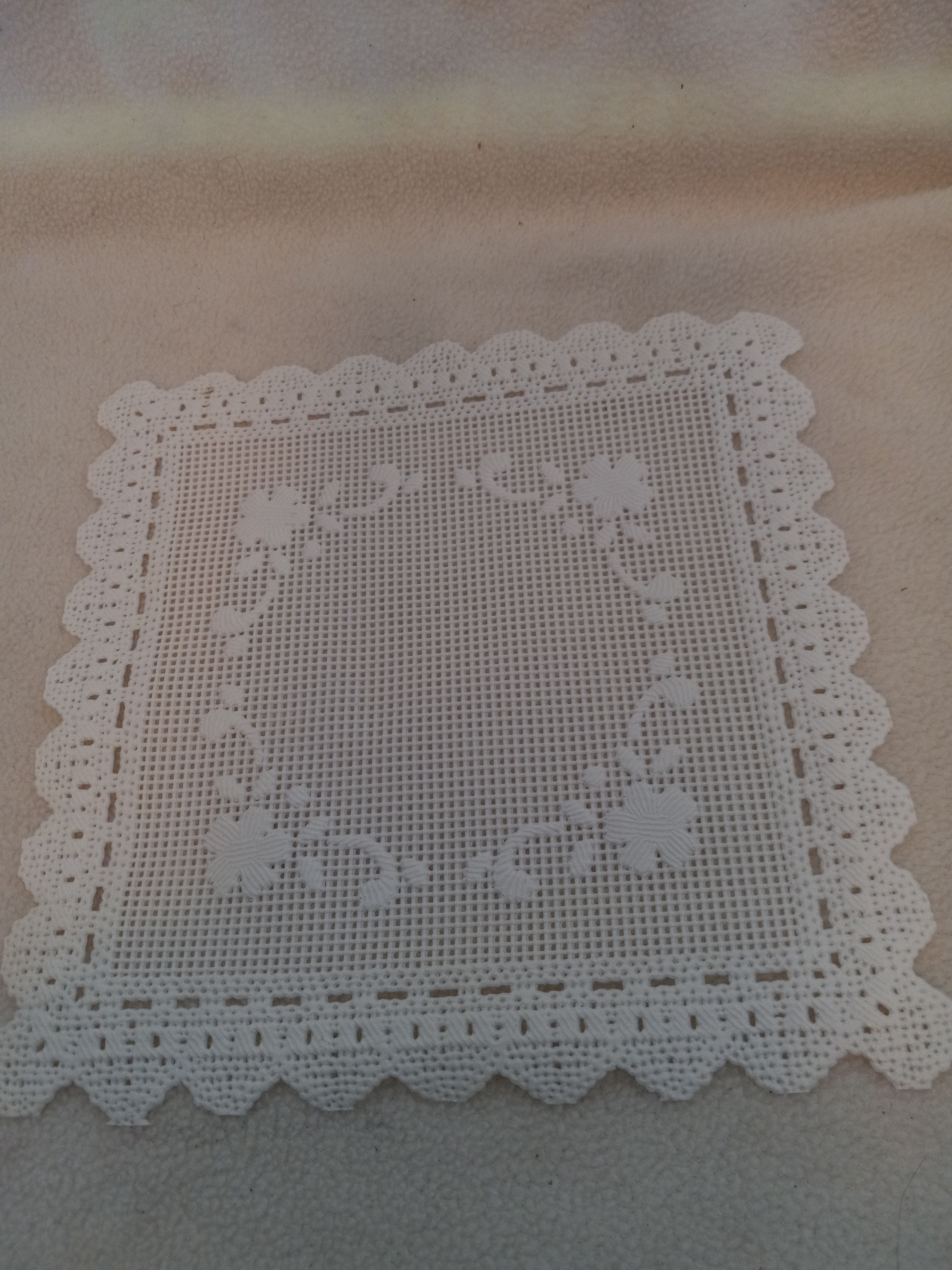 L 10  Plastic 5 1/2 inch Doilies