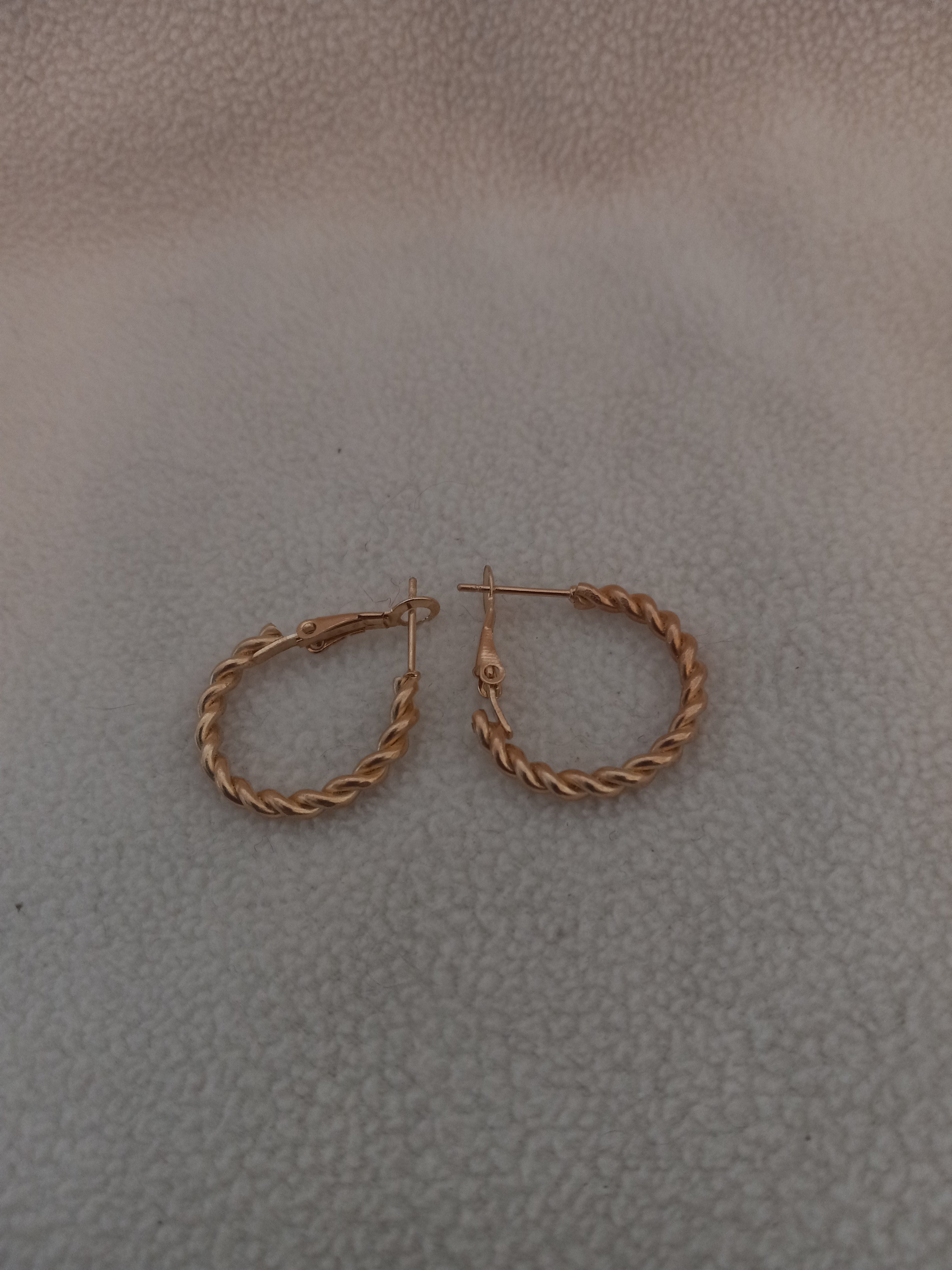J 201  Gold 5/8 inch Rope Look Earrings