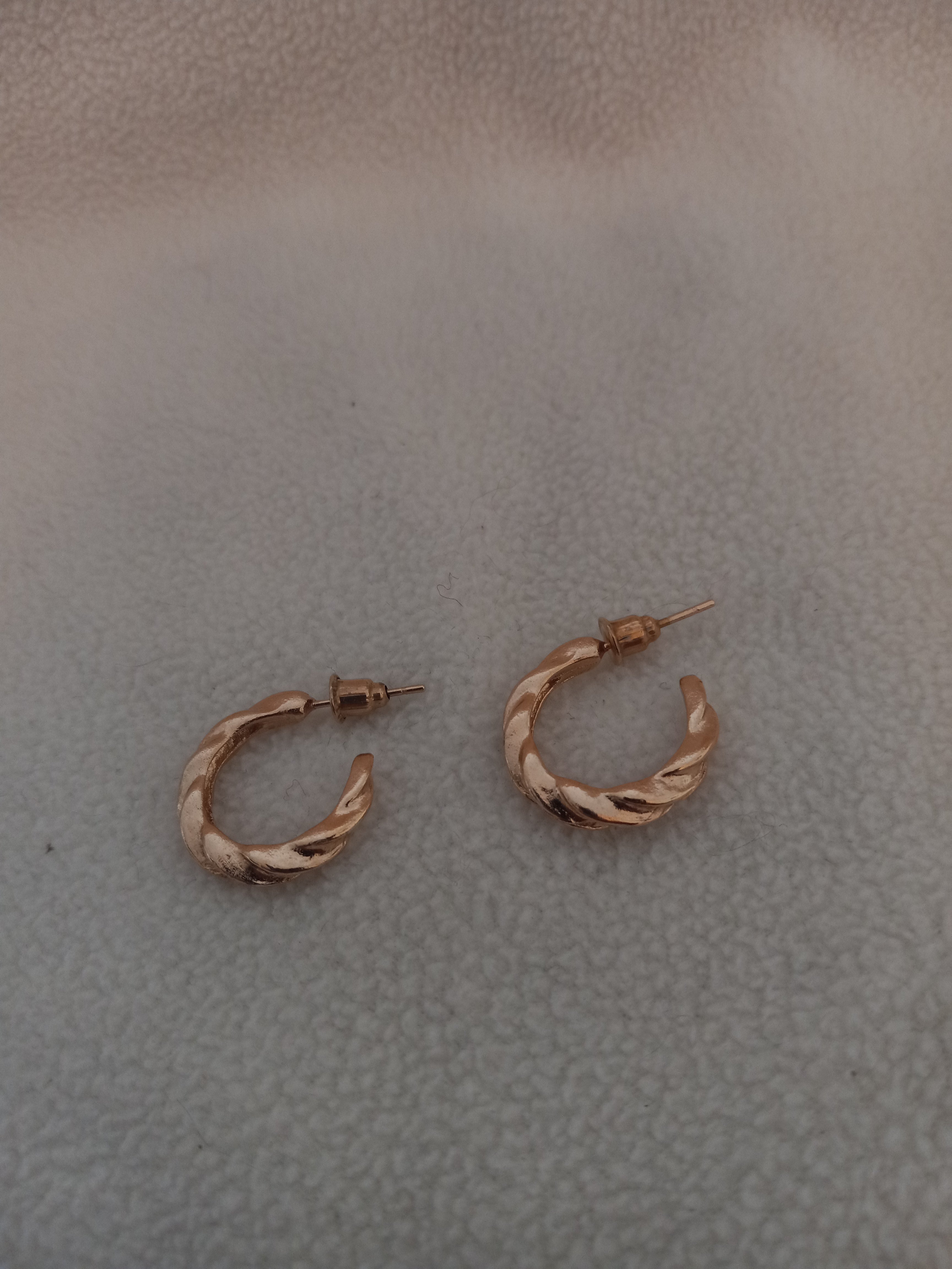 J 203  Gold 5/8 inch Twist Hoop Earrings