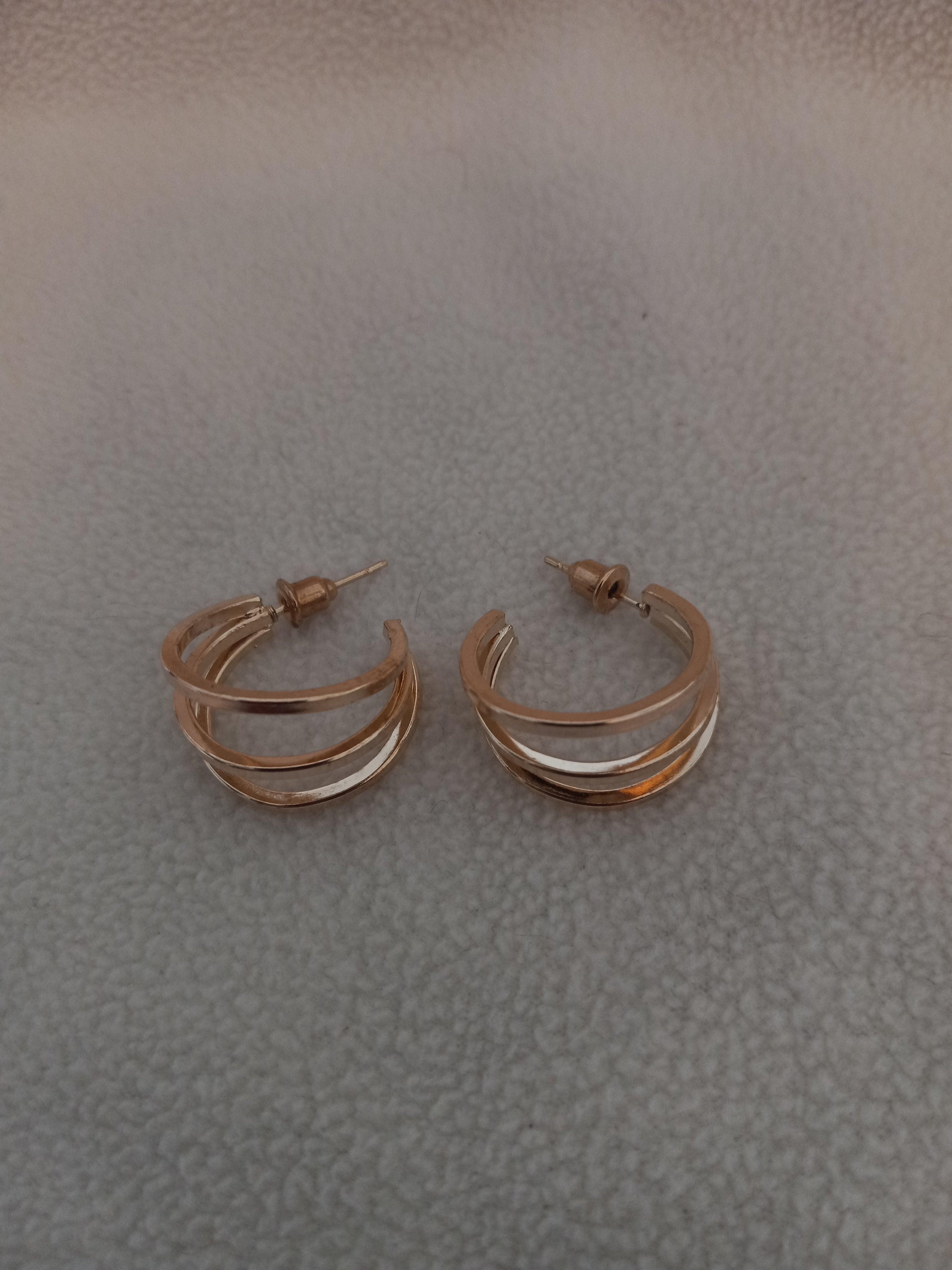 J 208  Gold Hoop Earrings Appears to Be 3 Hoops