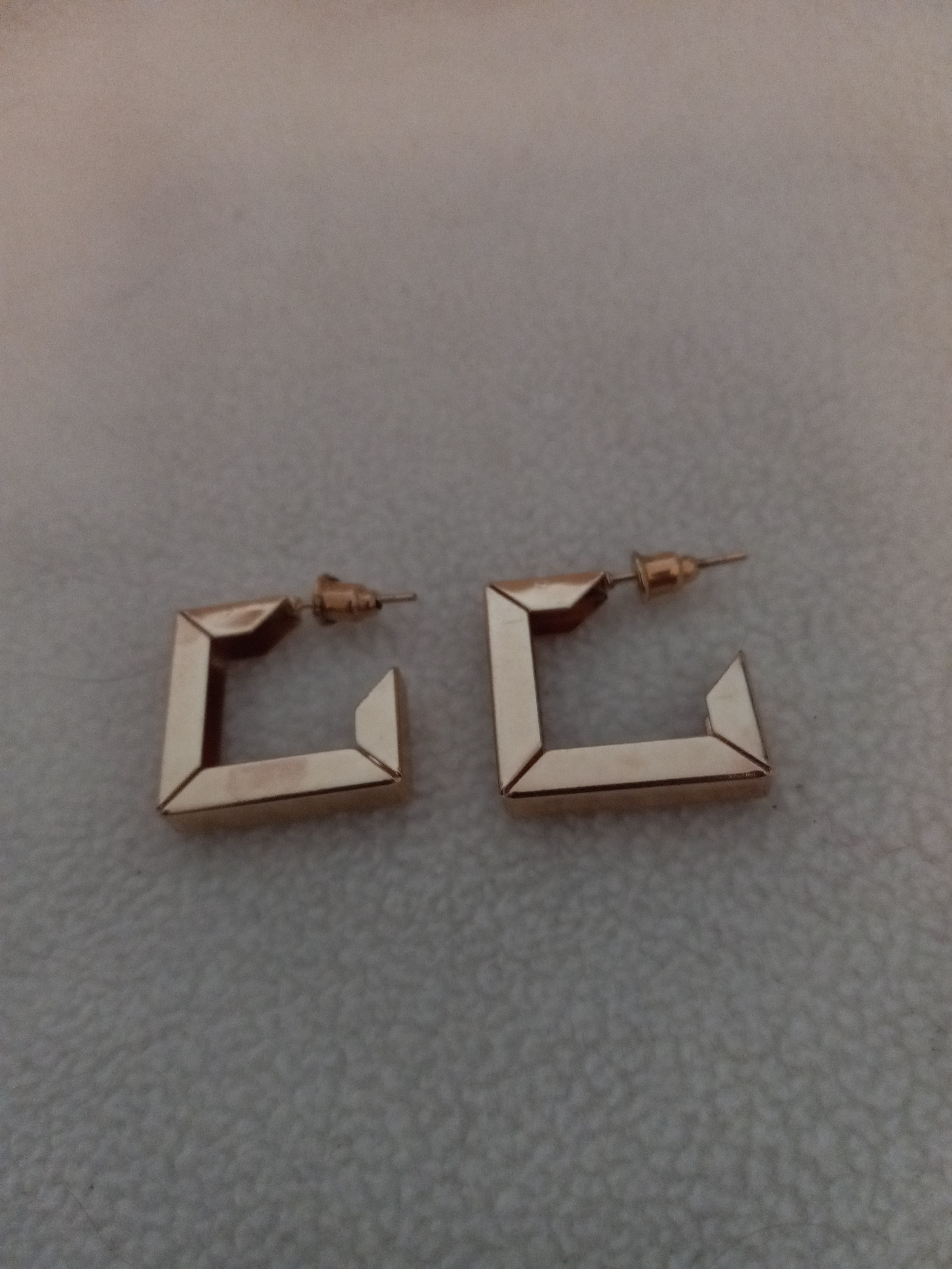J 214  Gold Square Earrings