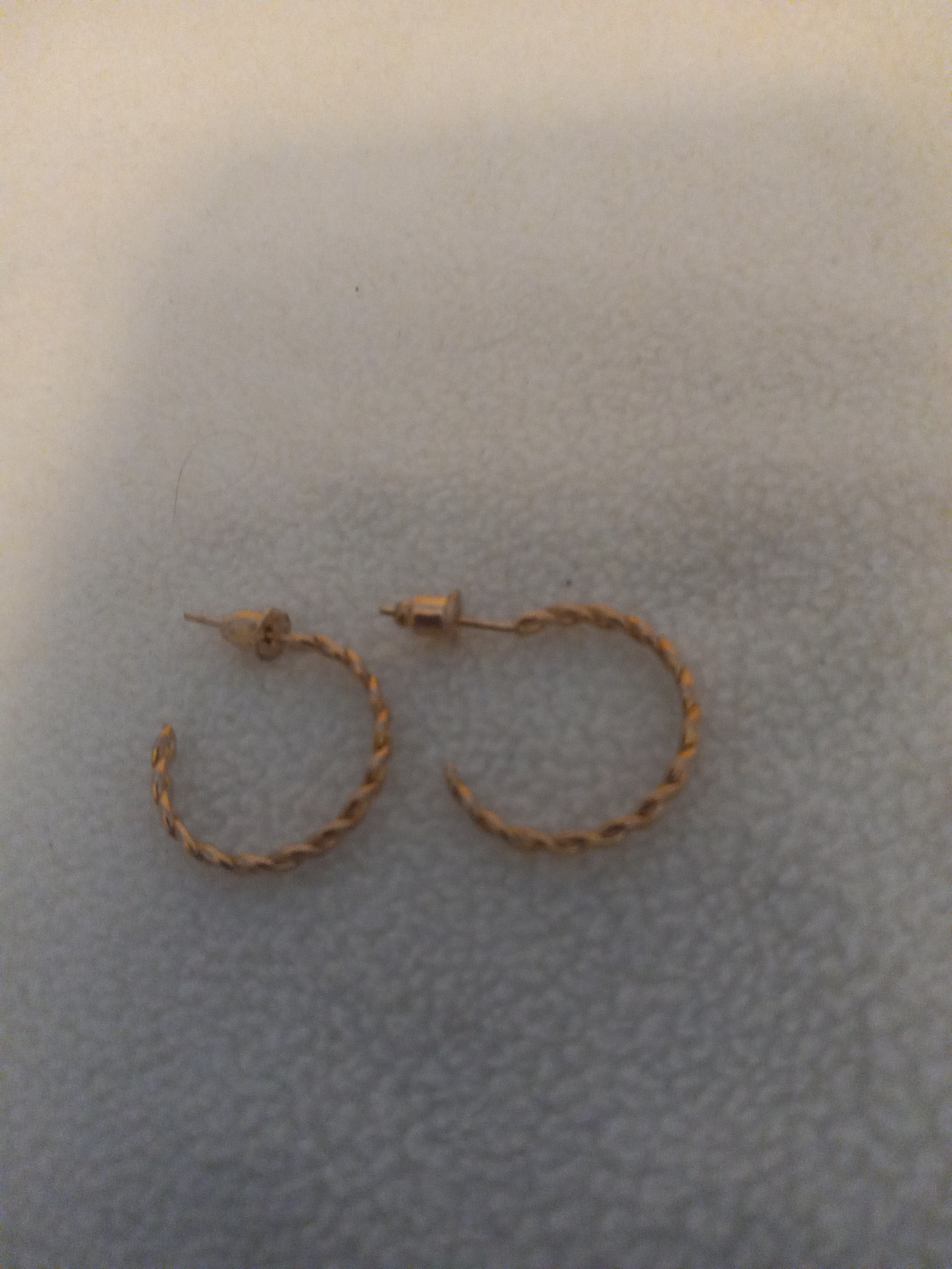 J 201  Gold 3/4 inch Hoop Earrings