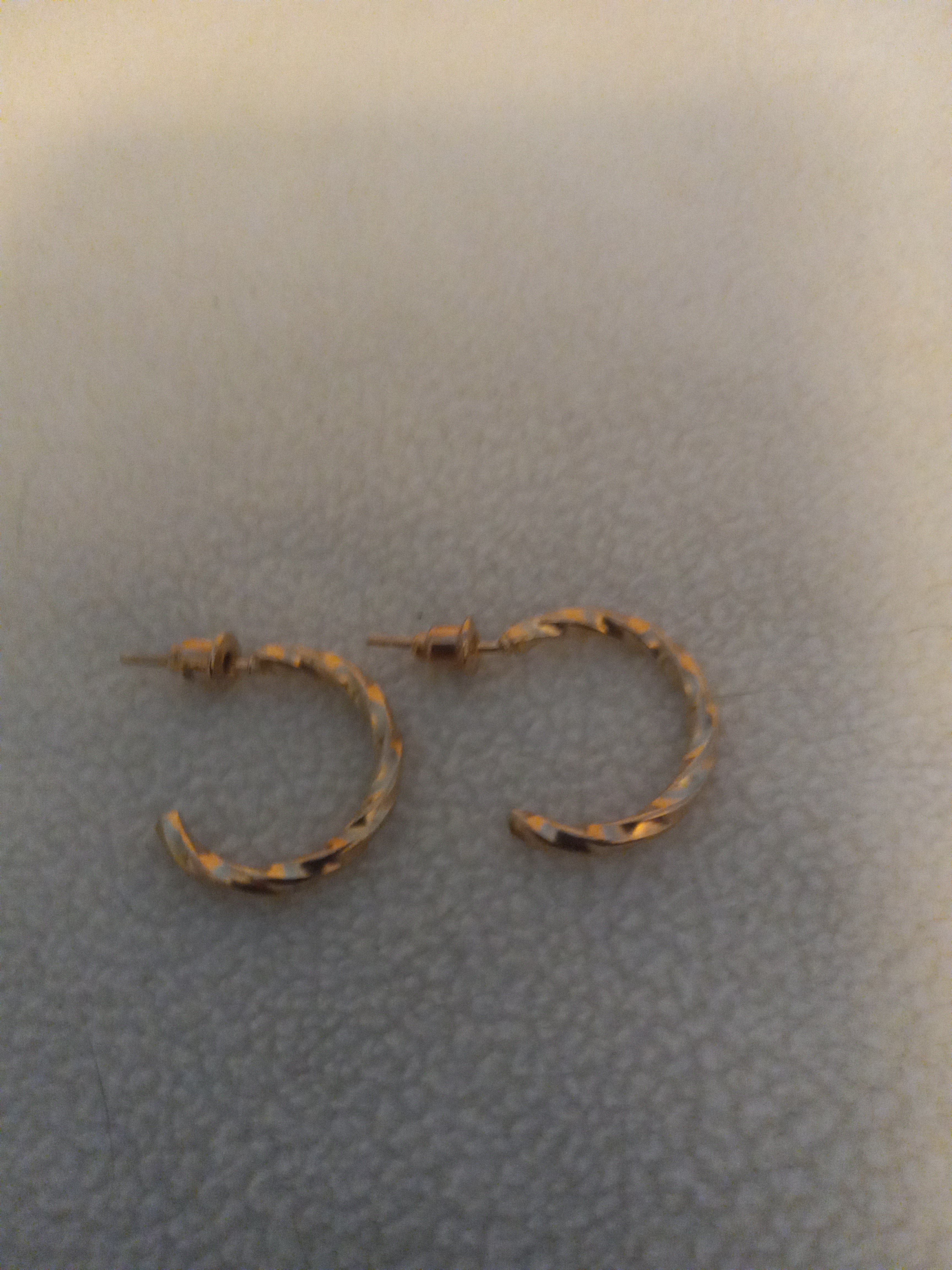 J 198  Gold 3/4 inch Twisted Hoop Earrings