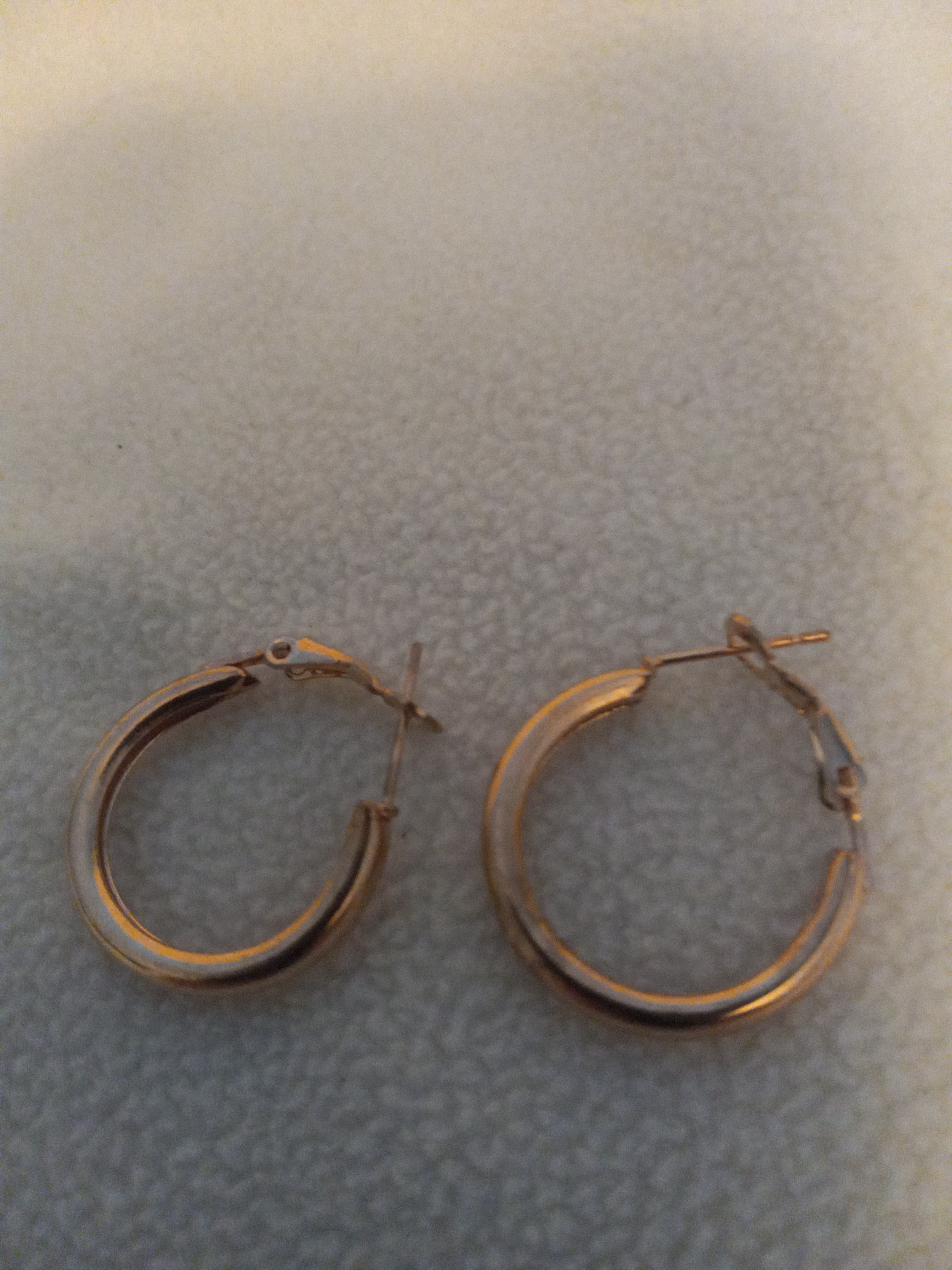 J 200  Gold 1 inch Hoop Earrings