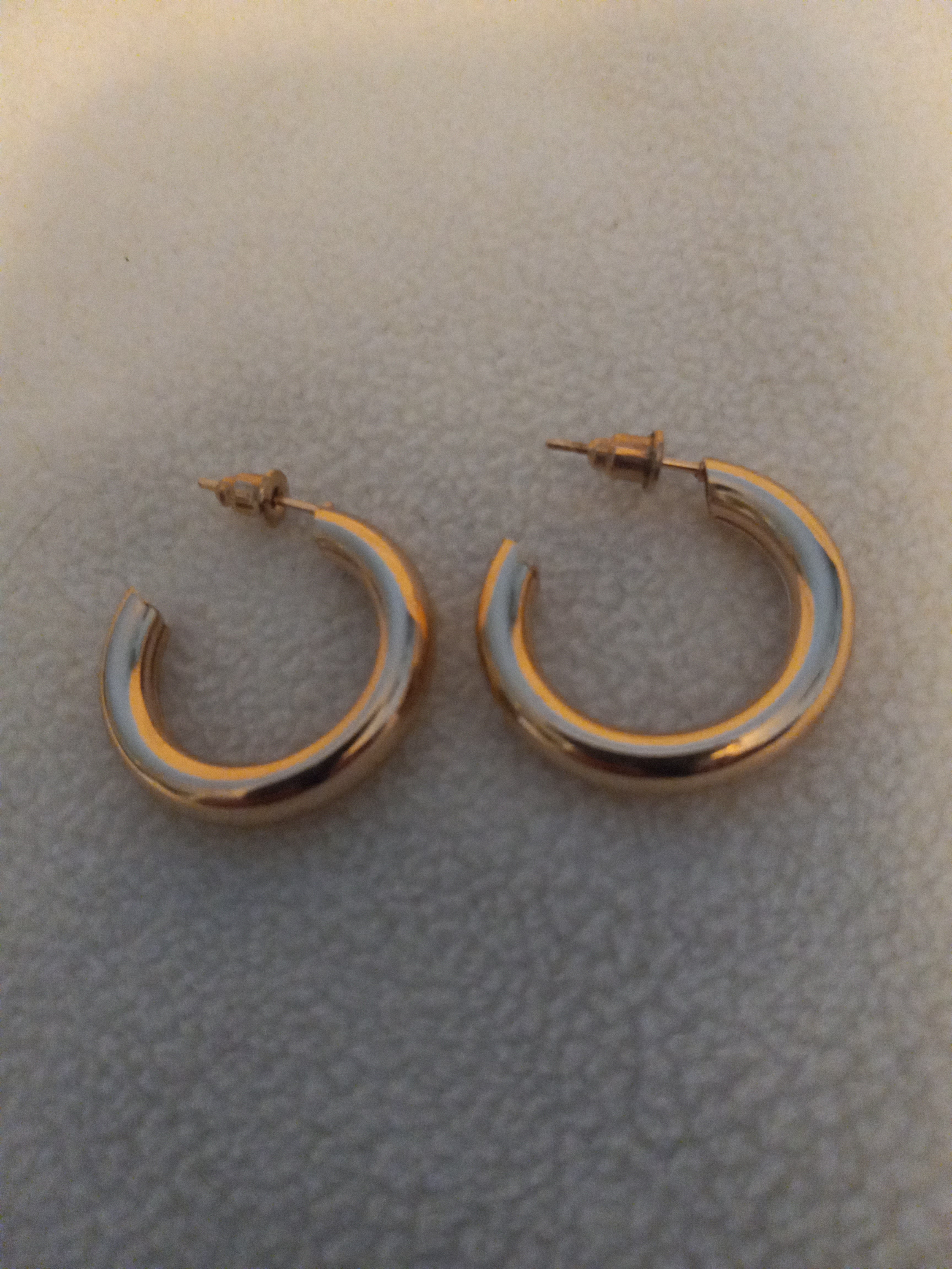 J 199  Gold 1 inch Tube Hoop Earrings