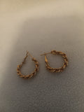J 209  Gold 7/8 inch Chain Look Hoop Earrings
