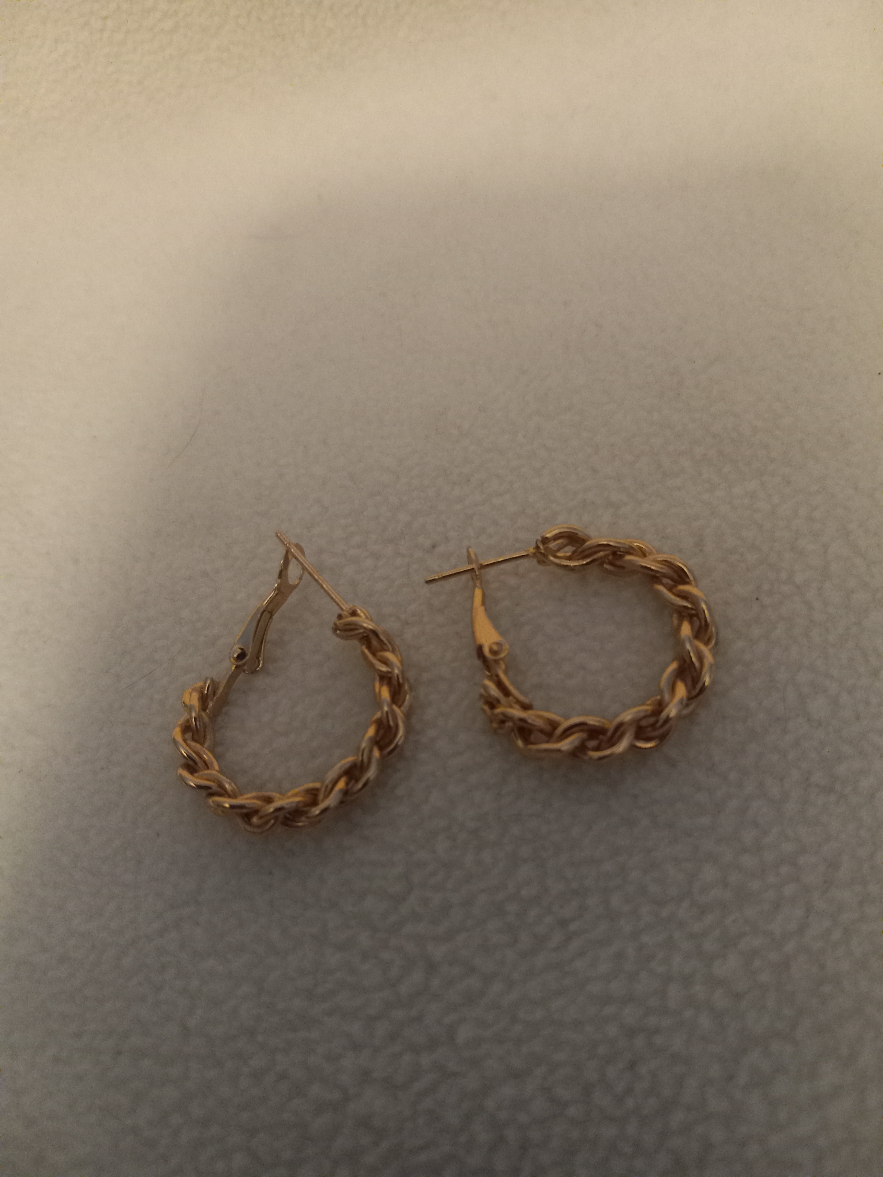 J 209  Gold 7/8 inch Chain Look Hoop Earrings