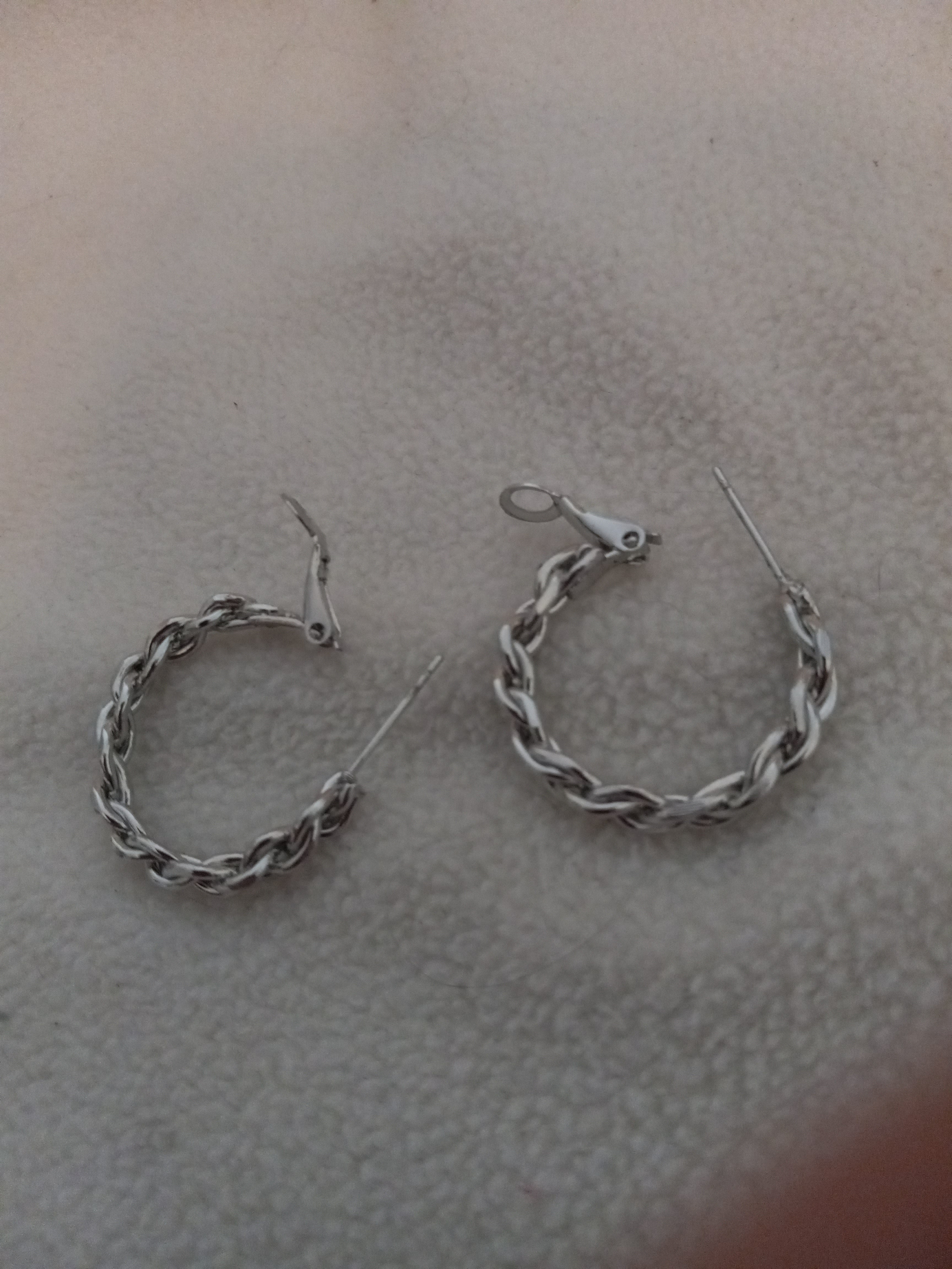 J 213  Silver 1 inch Chain Design Hoop Earrings
