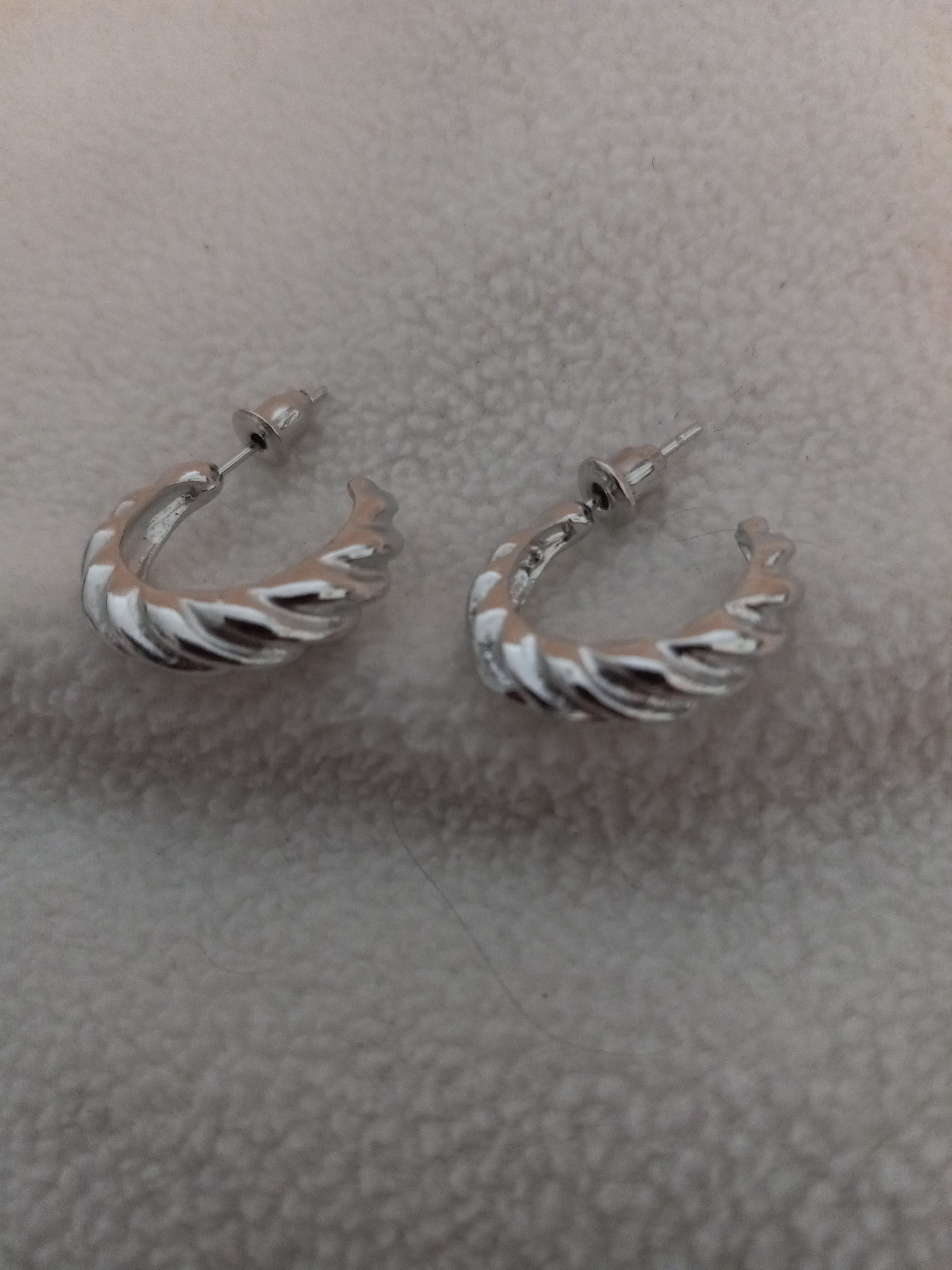 J 230  Silver 3/4 inch Swirl Hoop Earrings