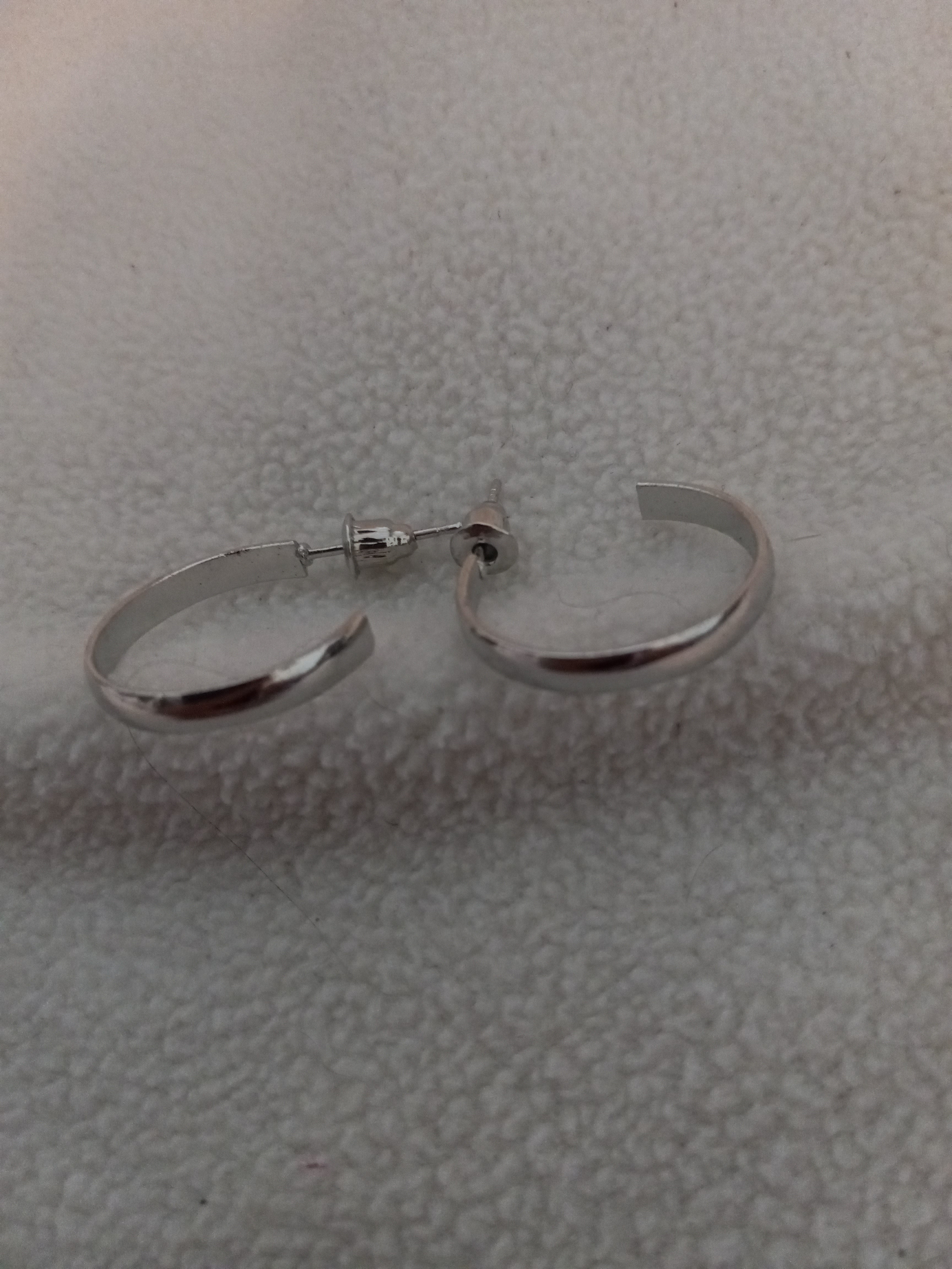 J 221  Silver 3/4 inch Hoop Earrings