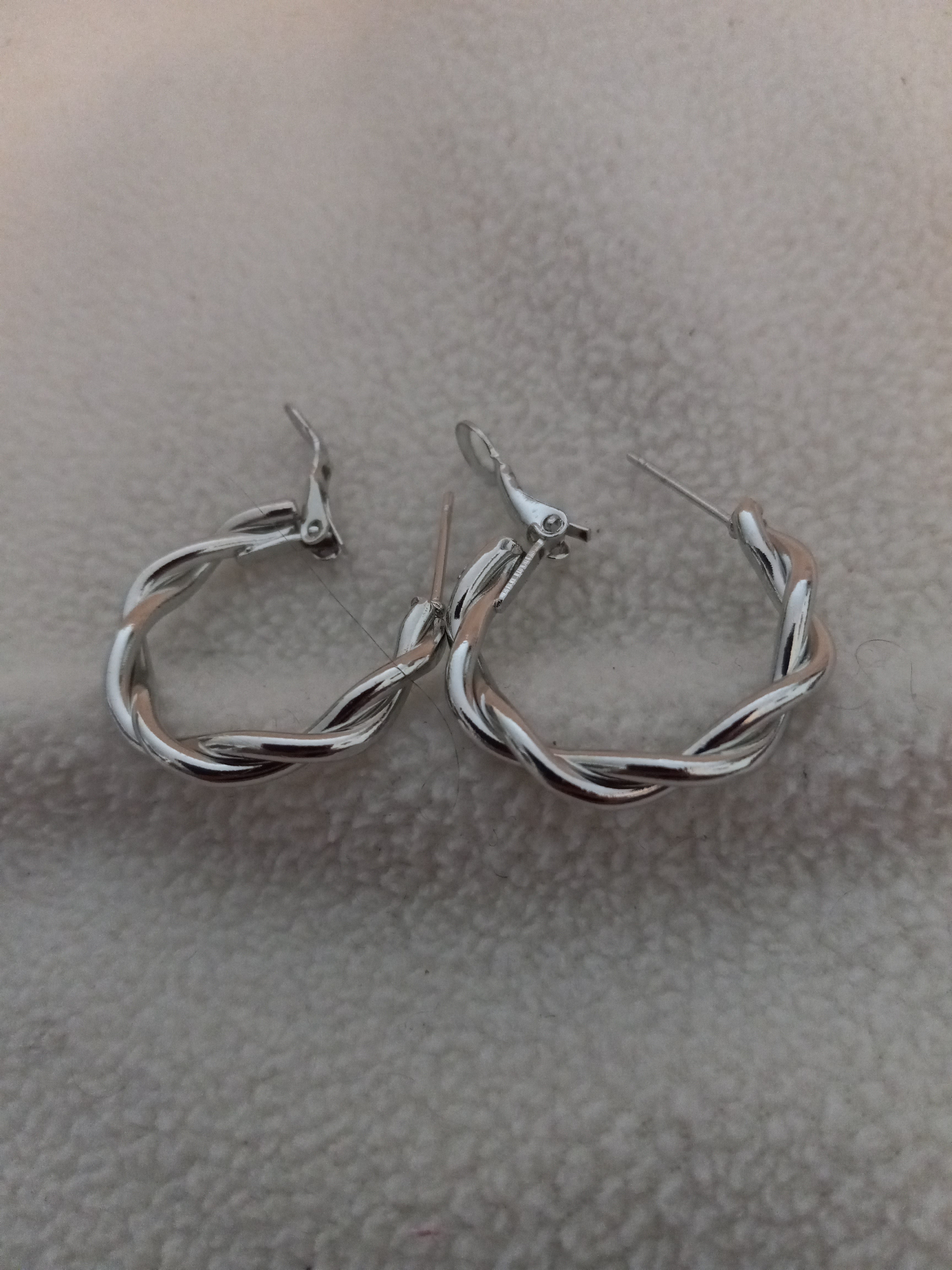J 231  Silver 1 inch Loose Swirl Earrings