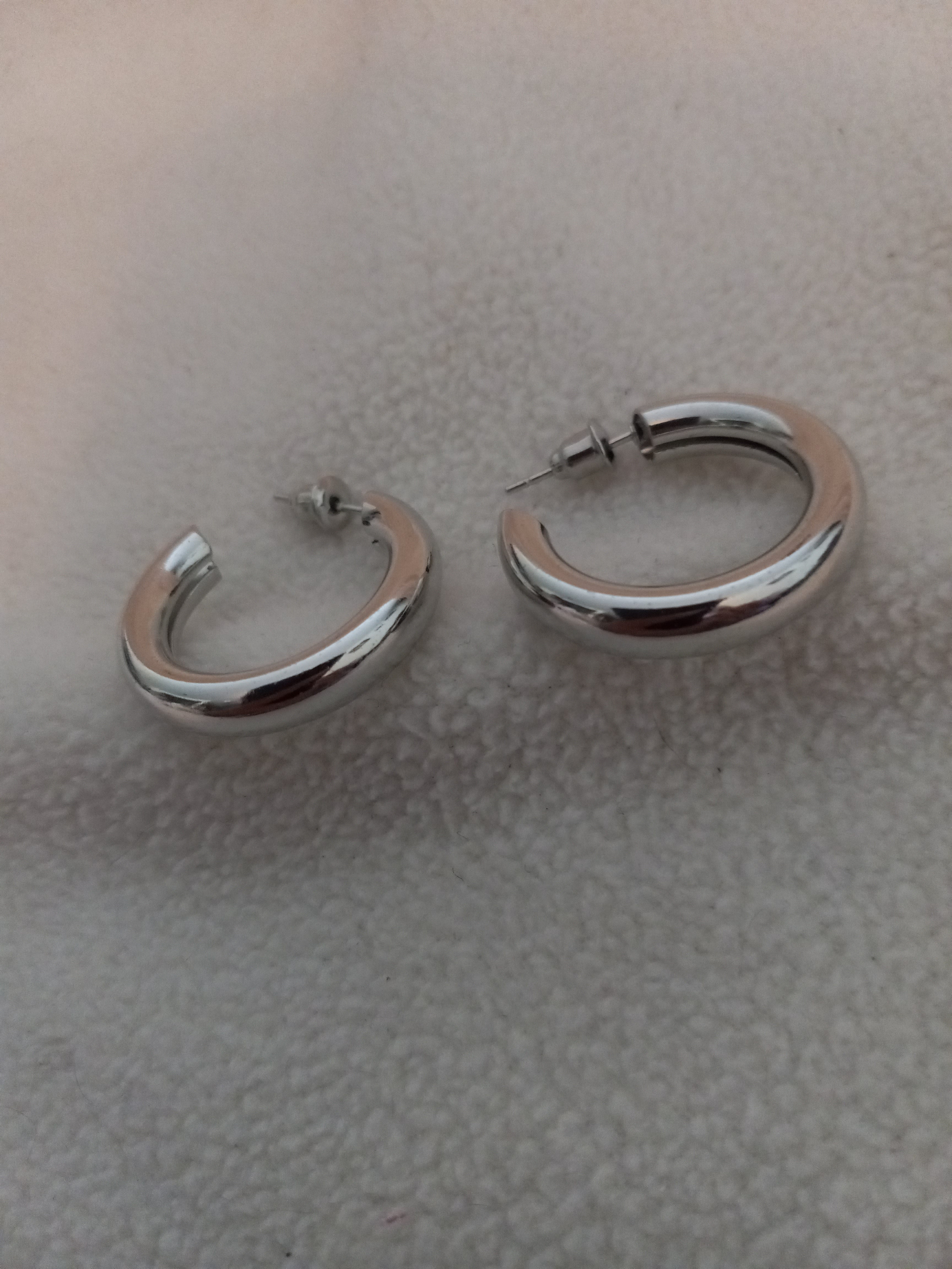 J 219  Silver 1 inch x 1/4 inch Hoop Earrings