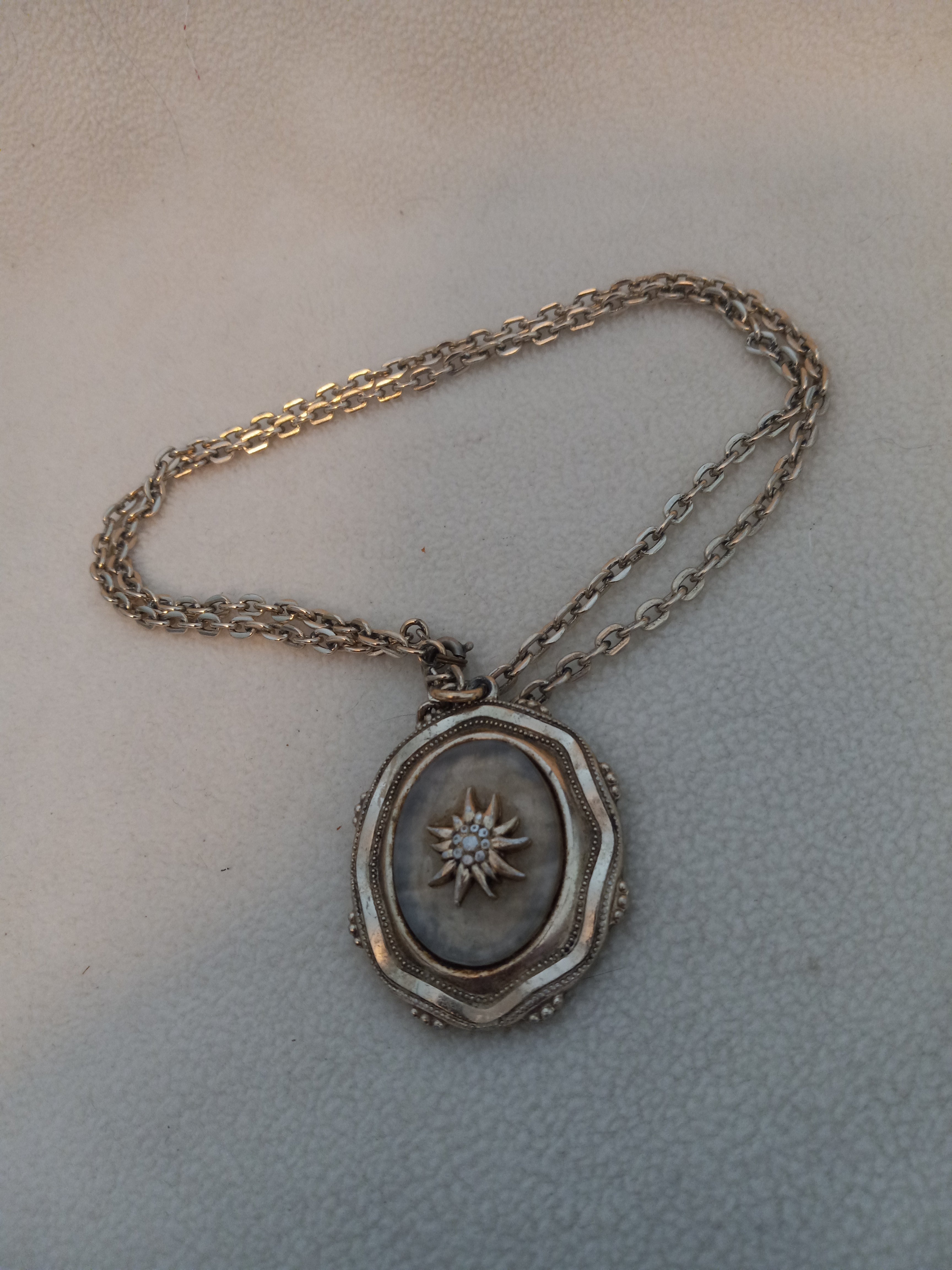 J 253  Vintage Gold Pendant Necklace
