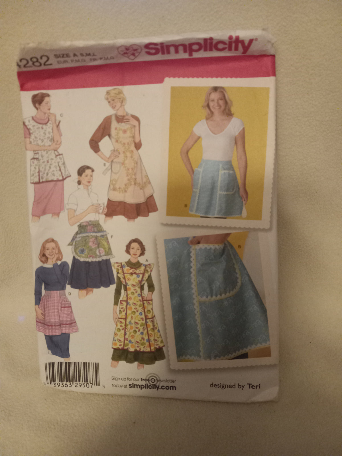 Pattern - Simplicity 4282 - Misses' Aprons - Sizes S-M-L
