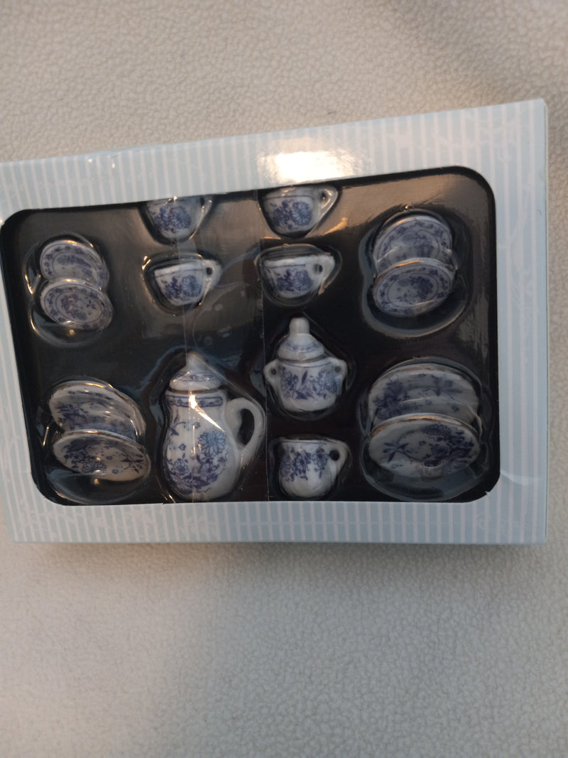 Dollhouse Miniatures Ceramic Tea Set for 4 in 1/12th Scale